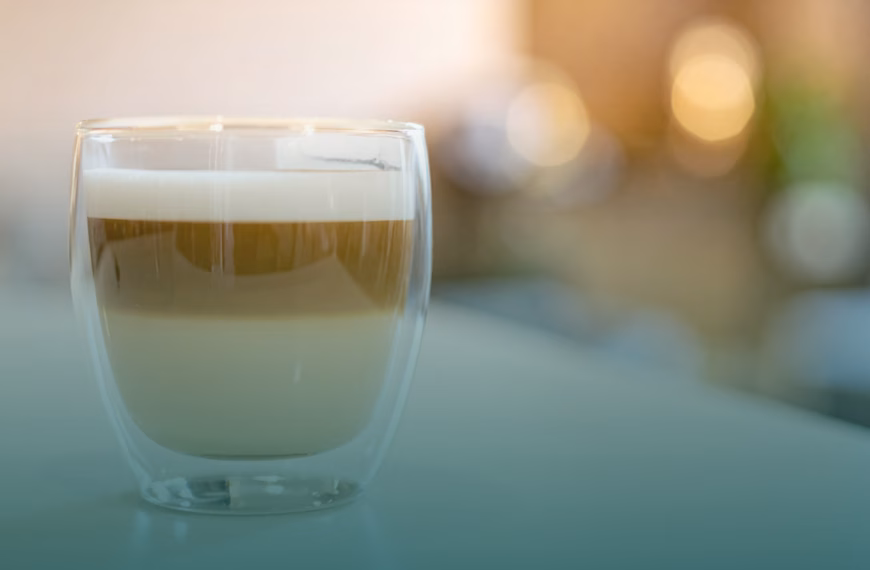 Verletzung an Latte-Macchiato-Glas: Mitarbeiter müssen Gläser nur sichtbar prüfen