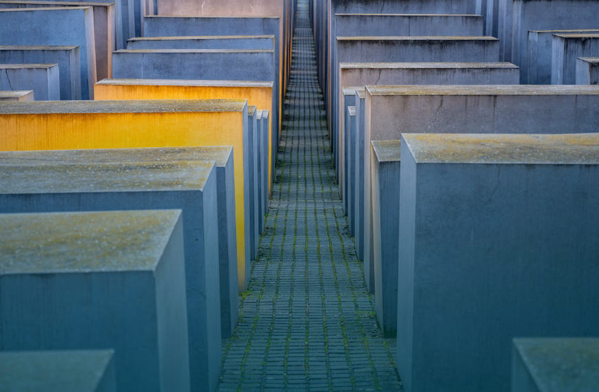 Angriff am Holocaust-Denkmal: Mutmaßlicher Unterstützer vor Kammergericht angeklagt