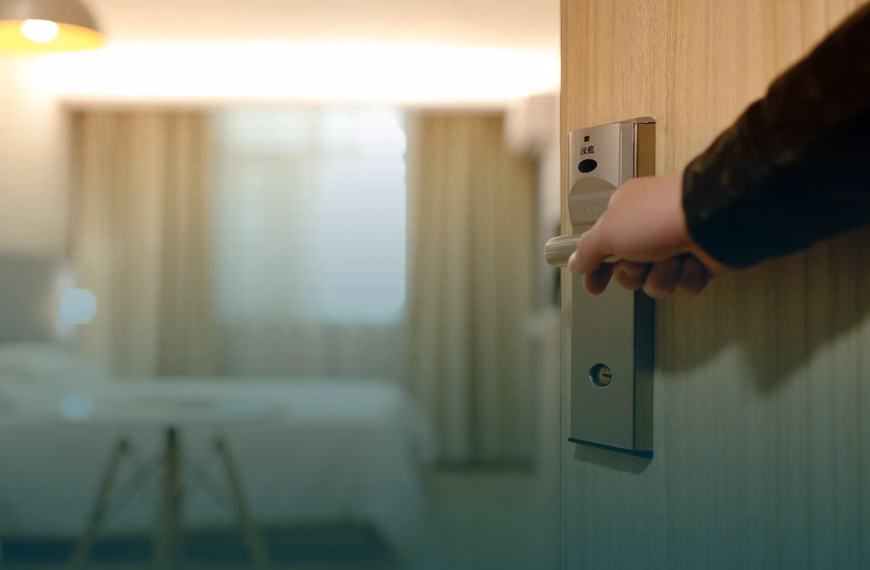 Hotelgäste sind keine „Idealnutzer“: Kostenvorschuss für ungeeignete Türen und Handtuchhalter